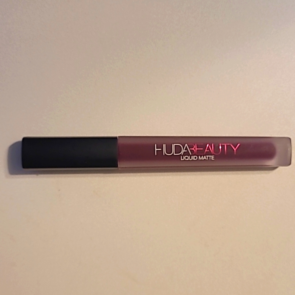 HUDA Beauty Liquid Matte Lipstick in Material Girl